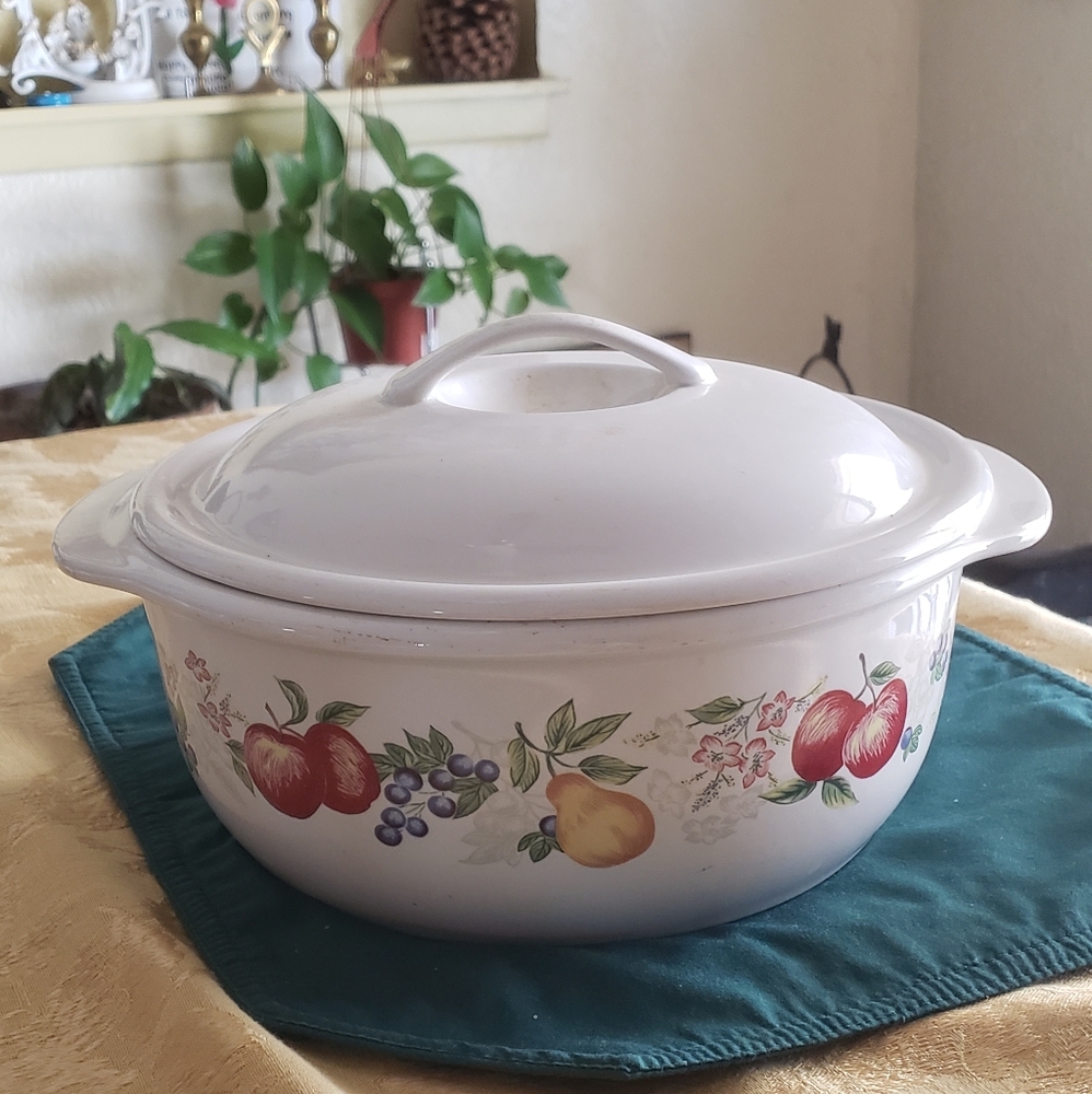 Corelle Coordinates bowl with lid